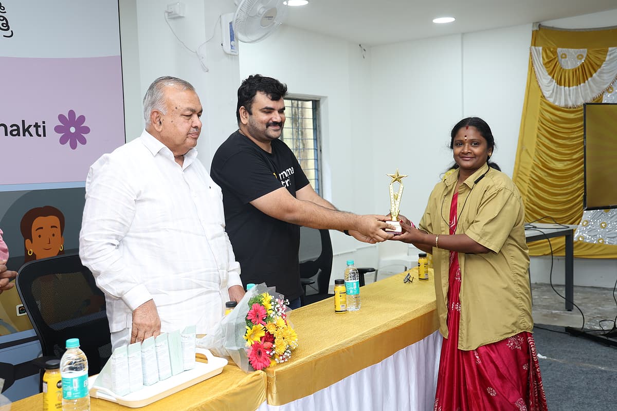 ನಮ್ಮ ಯಾತ್ರಿ ಸಂಸ್ಥೆಯ ಸಿಇಒ ಮಗಿಳನ್ ಸೆಲ್ವನ್ ಅವರು ಮಹಿಳಾ ಆಟೋ ಚಾಲಕರನ್ನು ಸನ್ಮಾನಿಸಿದರು